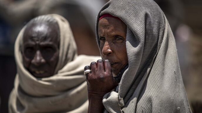 נשים במרכז לחלוקת מזון במחוז תיגראי באתיופיה, 8 במאי 2021. שני מיליון בני אדם נעקרו מבתיהם בעקבות המצב (AP Photo/Ben Curtis, File)