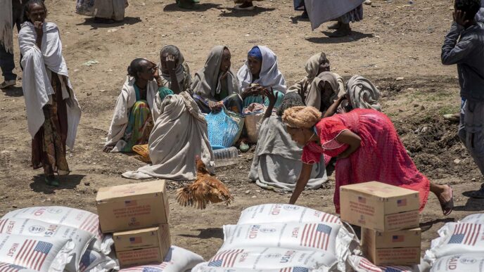 מרכז חלוקת מזון במחוז תיגראי באתיופיה, 8 במאי 2021. "אזור טיגריי מוכה האסון באתיופיה הרוס מבחינה עסקית וכלכלית" (AP Photo/Ben Curtis, File)