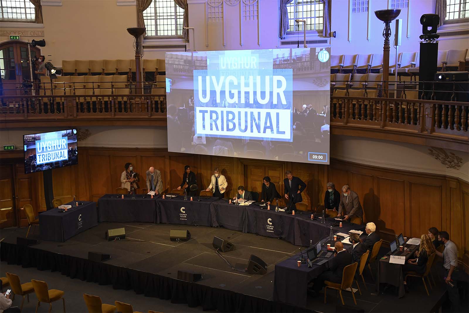 חברי בית הדין העצמאי לאויגור תופסים את מקומם לדיון הראשון בדיונים בבית הכנסייה בלונדון. (AP Photo/Alberto Pezzali)
