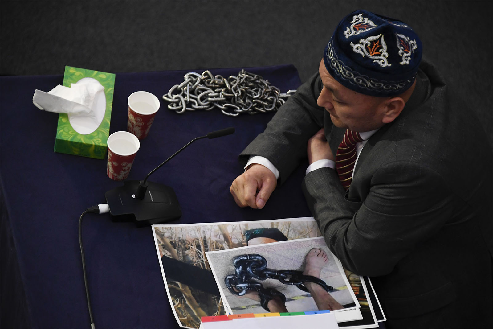 העד עומיר בקאלי מציג ראיות לפאנל בית הדין העצמאי לאויגור במהלך המושב הראשון של הדיונים בלונדון. (AP Photo/Alberto Pezzali)