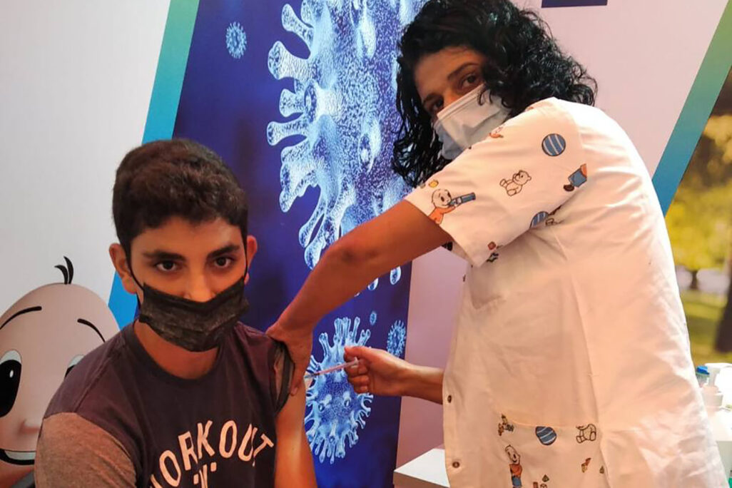 ילד מתחסן במתחם החיסונים של כללית בנתניה (צילום: דוברות כללית)