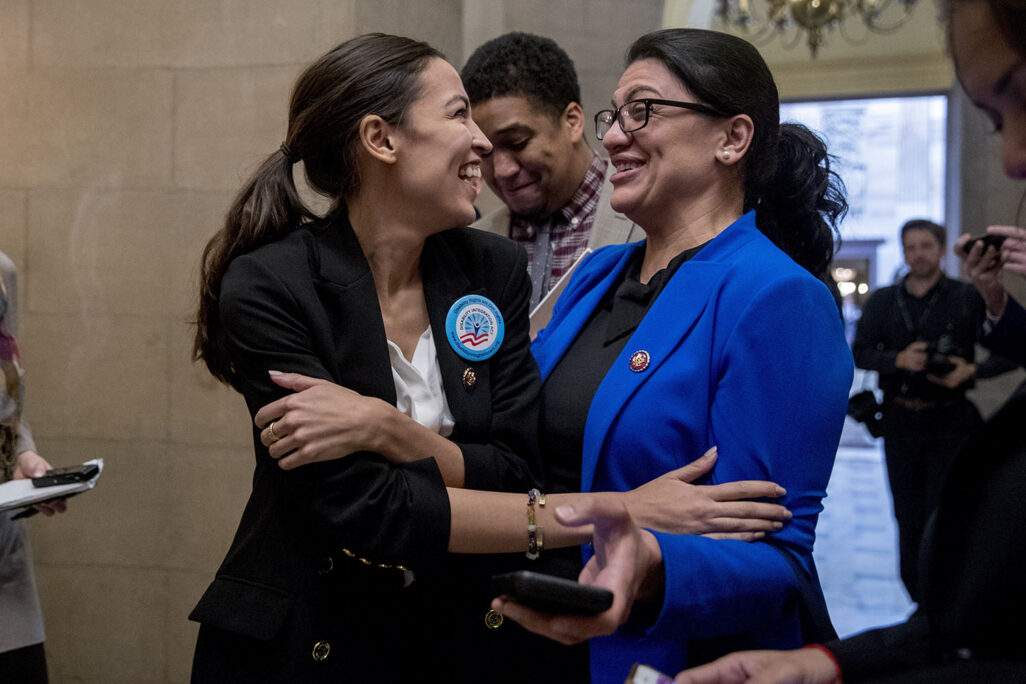 חברות הקונגרס ראשידה טאליב (מימין) ואלכסנדריה אוקסיו-קורטז. טוענות שישראל היא שלטון אפרטהייד (AP Photo/Andrew Harnik)