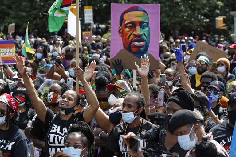 BLM protesters in New York carry a picture of George Floyd, who was murdered by a white policeman, June 14, 2020. The struggle broke out in opposition to an intolerable racist reality. (Photo: AP / Kathy Willen, File)