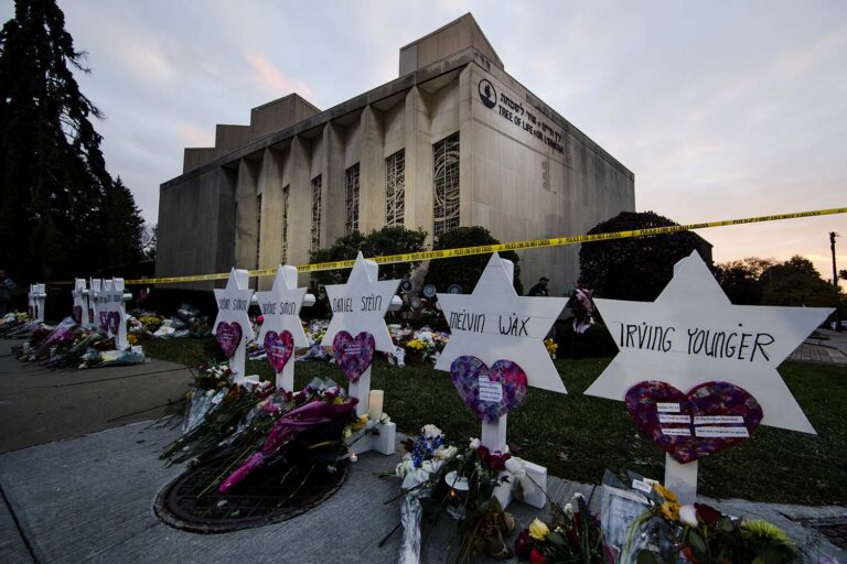 An improvised memorial site for the victims of the anti-Semitic attack at the Tree of Life Synagogue in Pittsburgh, Pennsylvania in 2018. (Photo: AP / Matt Rourke, File)