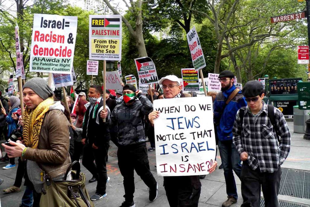 צעדה בניו יורק לציון &quot;יום הנכבה&quot; 2015. &quot;על השלט מקדימה: מתי אנו היהודים נבחין שישראל אינה שפויה?&quot;, משמאל למעלה: &quot;ישראל שווה גזענות ורצח עם&quot; (Photo by Mark Apollo/Pacific Press/LightRocket via Getty Images)