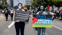 מפגינות עם שלטי "יהודים נגד אפרטהייד" בהפגנה לציון "יום הנכבה" בלוס אנג'לס, 15 במאי 2021. המיעוט המדוכא הקים לעצמו מדינה ואיבד בכך את מעמדו הן כמיעוט, ובאופן אוטומטי גם את מעמדו כ'צודק' (Photo by Justin L. Stewart/Anadolu Agency via Getty Images)