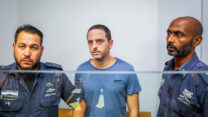 בנו ריינהורן, מאמן הכדוריד שהורשע בעבירות מין, בבית המשפט (צילום: פלאש 90)