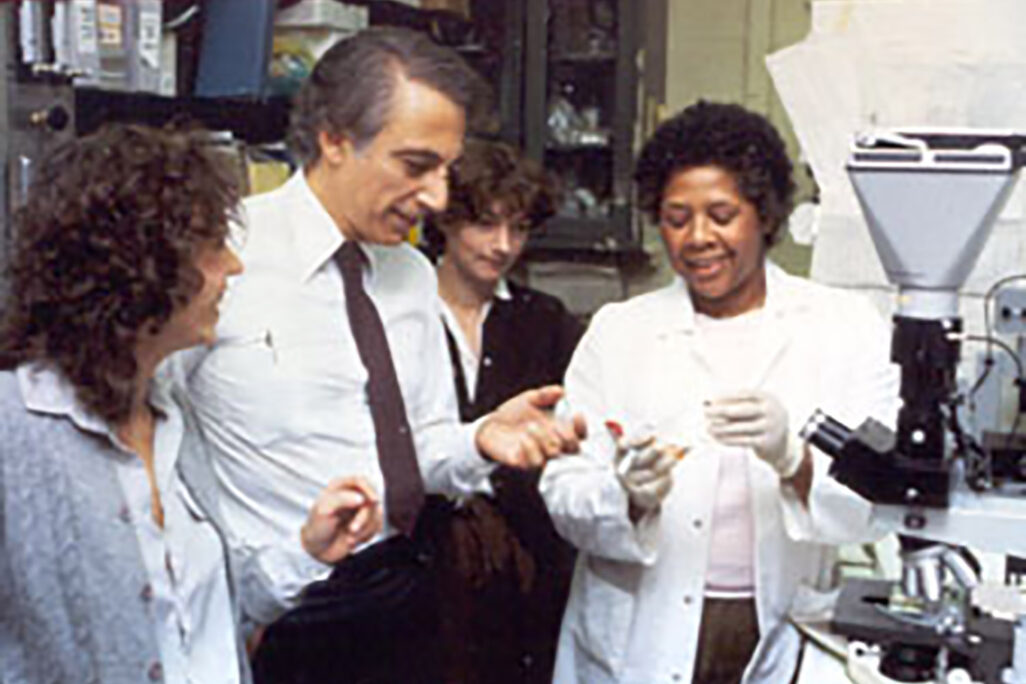 רוברט גאלו, מגלה וירוס ה-HIV, שנת 1983. נגיף (ליתר דיוק &quot;רטרו-וירוס&quot;) לא מוכר, שבודד מתאי דם לבנים של חולי איידס (צילום: ויקיפדיה)