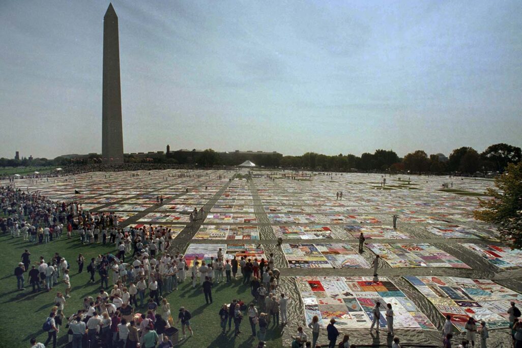 מיצב זיכרון המציג שמיכות המורכבת מ-21,000 טלאים עם שמות קורבנות מגפת האיידס מול אנדרטת וושינגטון בוושינגטון די.סי, ארה&quot;ב, 1992. (AP Photo/Shayna Brennan)