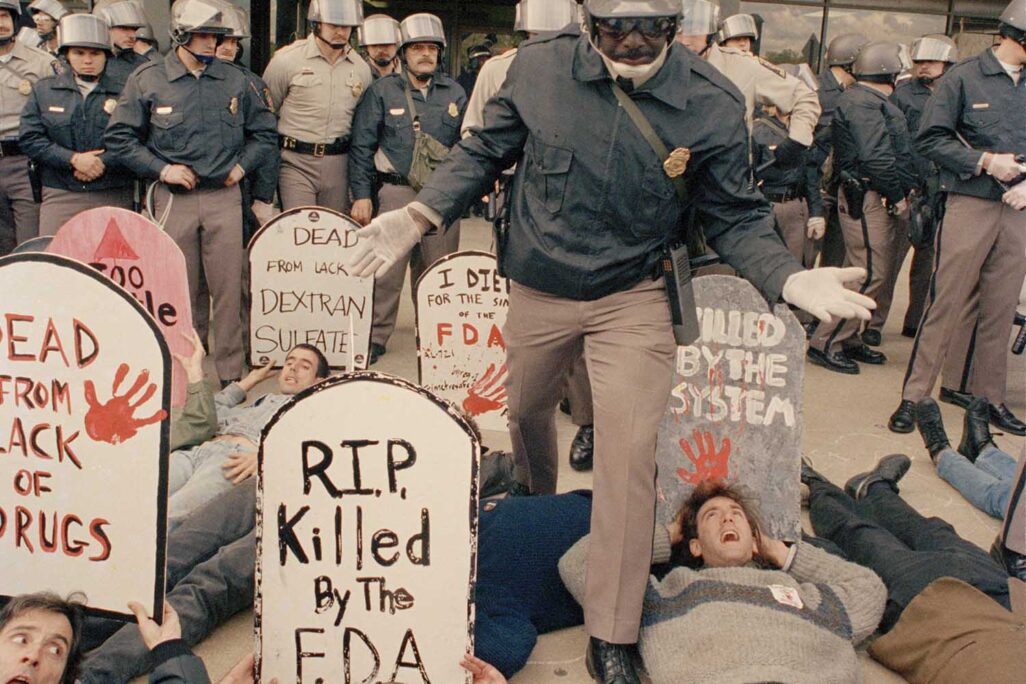 מפגינים מארגון ACT UP מפגינים מול המשרד הראשי של מינהל התרופות והמזון האמריקאי, במחאה על התגובה הממשלתית למגפת האיידס, 1988. חמישים מהמפגינים נעצרו (AP Photo/J. Scott Applewhite)