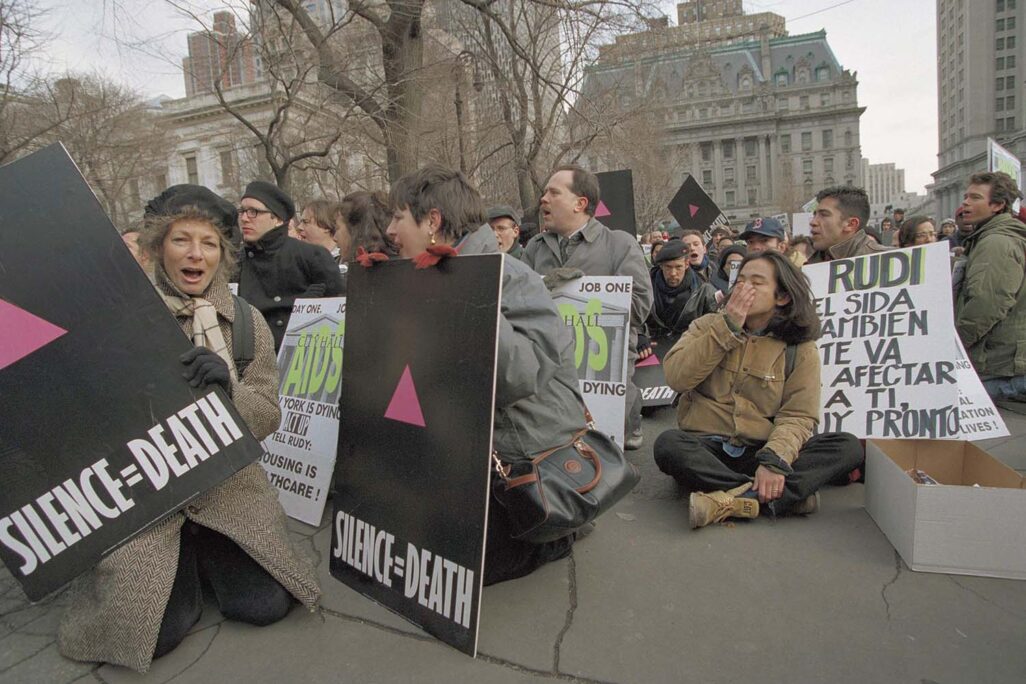 מחאת ACT UP מול בית העירייה של ניו יורק, ביום הראשון של רודי ג'וליאני ברשות העירייה, 1994. באותה שנה הפכה מחלת האיידס לסיבת המוות הנפוצה ביותר בקרב צעירים בארה&quot;ב (AP Photo/Betsy Herzog)