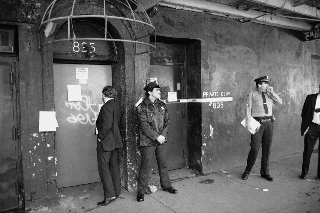 שוטרים מחוץ לבר הגאה &quot;מיין שאפט&quot; בגריניץ' ווילג' ניו יורק, 1985. המקום נסגר על ידי העירייה בחשש שהוא &quot;מאפשר פעילות מינית בסיכון גבוהה העשויה לגרום להפצת מחלת האיידס&quot; (AP Photo/Rich Maiman, File)