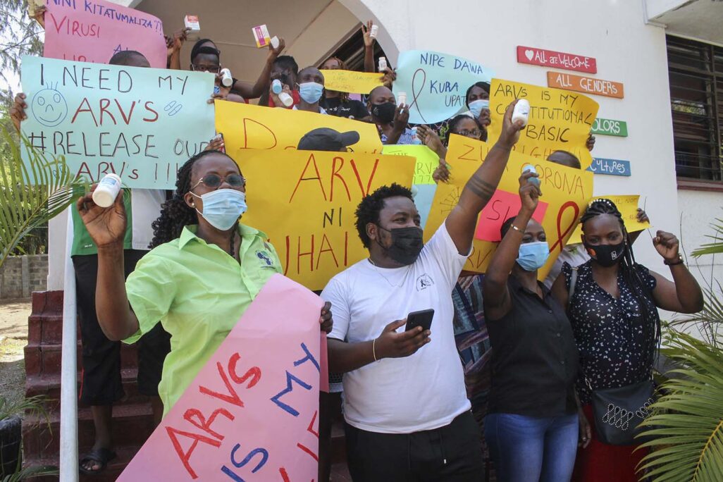 נשאי HIV, עובדי מין וחברי קהילת הלהט&quot;ב מפגינים נגד מחסור בתרופות נגד איידס בעיר מומבסה בקניה, שנגרם בשל סכסוך בין ממשלת קניה וסוכנות הסיוע של ארצות הברית, אפריל 2021. אחד מכל עשרים וחמישה מבוגרים באפריקה הוא נשא איידס (AP Photo)