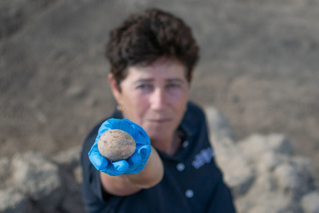 הארכיאווגית אלה נגורסקי עם הביצה שנחשפה (צילום: יולי שוורץ / רשות העתיקות)