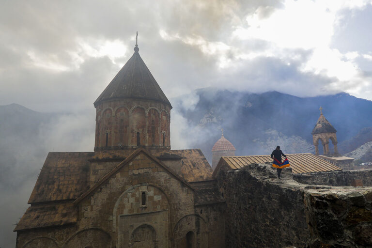 מחאה אזרחית: הדגל הלאומי של ארמניה על גג מנזר דדיבאנק, בחלק של נרוגנו-קרבאך שהועבר לשליטת אזרבייג'ן בהסכם לסיום המלחמה השנייה (צילום: AP Photo/Sergei Grits)