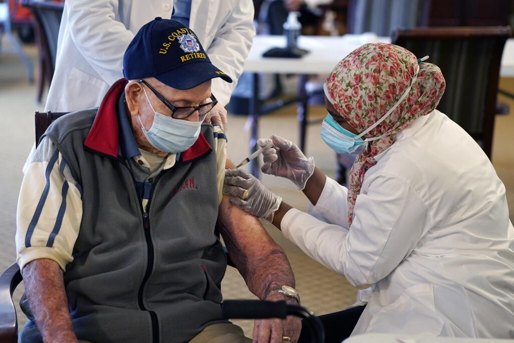 ג'ון בייקר בן ה-102 שלחם במלחמת העולם ה-2 מקבל חיסון לקורונה במישיגן, ינואר 2021. התקדמות חלה לא רק בפיתוח חיסונים, אלא גם בפיתוח תרופות מונעות (AP Photo/Carlos Osorio)
