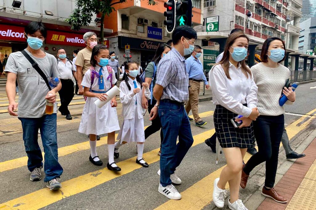 רחוב בהונג קונג, 26 במאי 2021. במדינות מסויימות אמצעים מתחום בריאות הציבור הספיקו בכדי לשלוט במגפה (AP Photo/Vincent Yu)