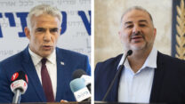 יאיר לפיד ומנסור עבאס (צילום: פלאש 90)