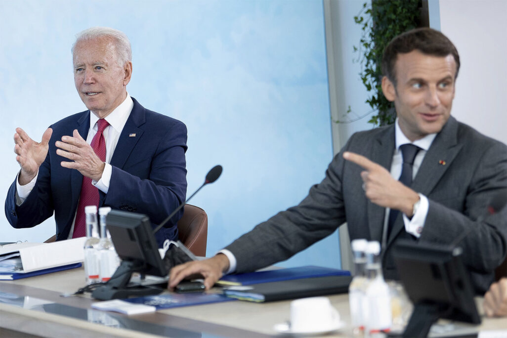 נשיא ארה"ב ביידן ונשיא צרפת מקרון (צילום: Brendan Smialowski/Pool Photo via AP)