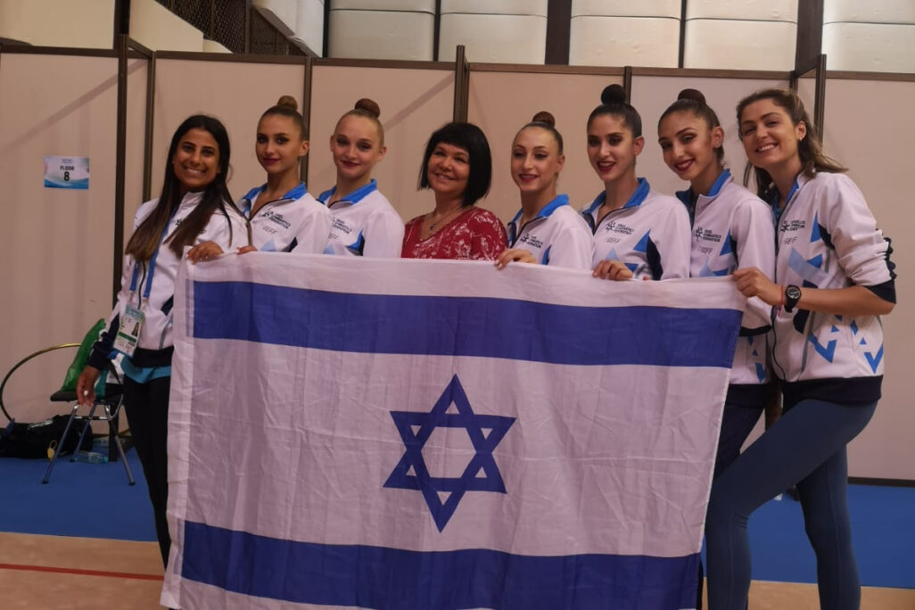 אירה ויגדורצ'יק (במרכז) עם נבחרת ישראל בהתעמלות אמנותית, באליפות אירופה (צילום: איגוד ההתעמלות בישראל)