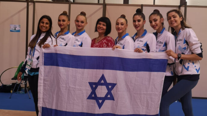 אירה ויגדורצ'יק (במרכז) עם נבחרת ישראל בהתעמלות אמנותית, באליפות אירופה (צילום: איגוד ההתעמלות בישראל)