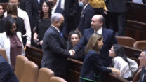 ראש הממשלה נפתלי בנט לוחץ את ידו של ראש האופוזיציה בנימין נתניהו (צילום מסך: אתר הכנסת)