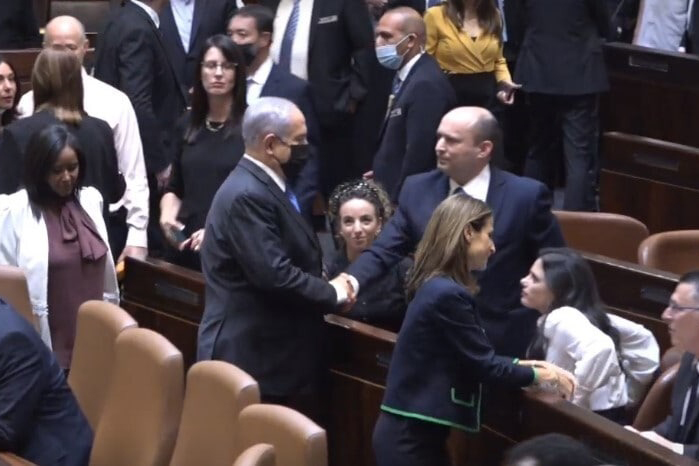 (צילום מסך: אתר הכנסת) ראש הממשלה נפתלי בנט לוחץ את ידו של ראש האופוזיציה בנימין נתניהו (צילום מסך: אתר הכנסת)