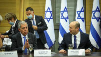 ראש הממשלה נפתלי בנט ויו"ר הכנסת מיקי לוי בישיבת ממשלה ראשונה לאחר ההשבעה (צילום: דוברות הכנסת, נועם מושקוביץ)