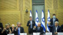 ראש הממשלה נפתלי בנט (מימין), ראש הממשלה החליפי יאיר לפיד, יו"ר הכנסת מיקי לוי ורעייתו, נורית לוי בהרמת כוסית לאחר השבעת ממשלת בנט-לפיד ובחירת יו"ר הכנסת (צילום: דוברות הכנסת, נועם מושקוביץ)