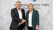 שרת הכלכלה הנכנסת אורנה ברביבאי (מימין)  ושר הכלכלה היוצא עמיר פרץ (צילום: שריה דיאמנט/פלאש 90)