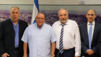 נגיד בנק ישראל אמיר ירון, שר האוצר אביגדור ליברמן, יו"ר ההסתדרות ארנון בר-דוד ויו"ר נשיאות המגזר העסקי דובי אמיתי (צילום: דוברות משרד האוצר)