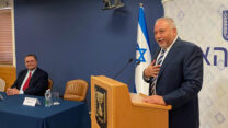 שר האוצר ליברמן ושר האוצר היוצא ישראל כ"ץ (צילום: דוברות משרד האוצר)