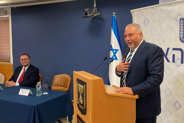 שר האוצר ליברמן ושר האוצר היוצא ישראל כ"ץ (צילום: דוברות משרד האוצר)
