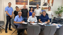 חתימת ההסכם הקיבוצי בענף ההובלה. "דבר גדול ונדיר שלא קיים בשום מקום אחר במשק הישראלי" (צילום: ההסתדרות)