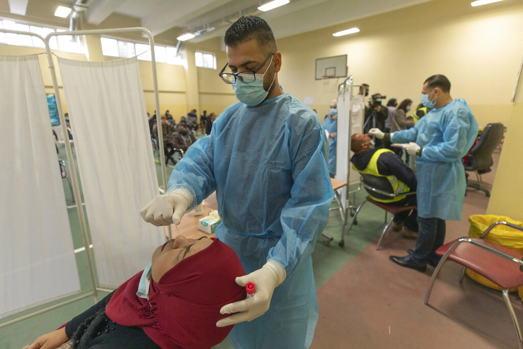 בדיקות קורונה ברמאללה (צילום: AP Photo/Nasser Nasser)