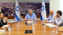 שר האוצר אביגדור ליברמן, מנכ"ל המשרד רם בלינקוב, ואנשי אגף התקציבים (צילום: דוברות משרד האוצר)