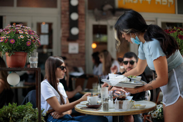 מלצרית במסעדה בתל אביב. למצולמות אין קשר לכתבה (צילום: Furmiga Stock / Shutterstock.com)