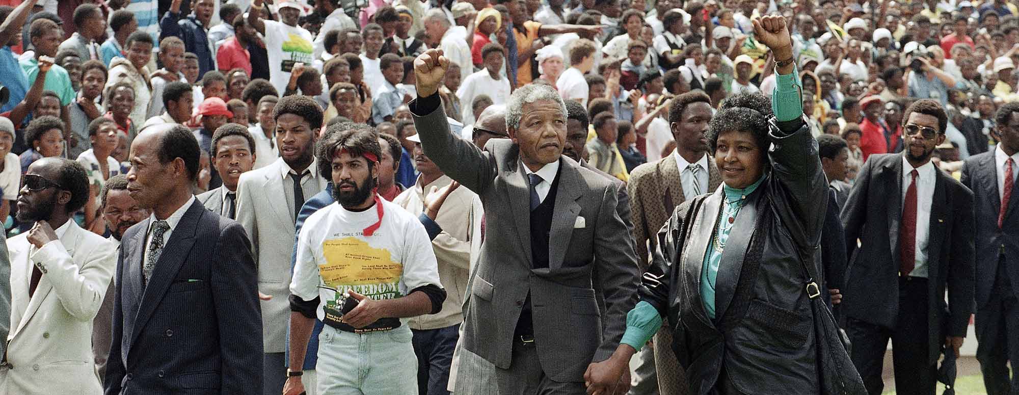 13.02.1990 נלסון וויני מנדלה, בעצרת ביוהנסברג לאחר שחרורו של מנדלה מהכלא (צילום: AP Photo/Udo Weitz, File)