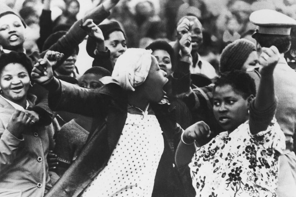הפגנה נגד האפרטהייד בקייפטאון, דרום אפריקה, 1976. במהלך ההפגנה נהרגו 33 מפגינים שחורים. &quot;התפיסה מאחורי זה היא שאם החרם על דרום אפריקה דחף אותה לסיום האפרטהייד, אז גם החרם על ישראל יעשה כך&quot; (צילום: AP Photo)