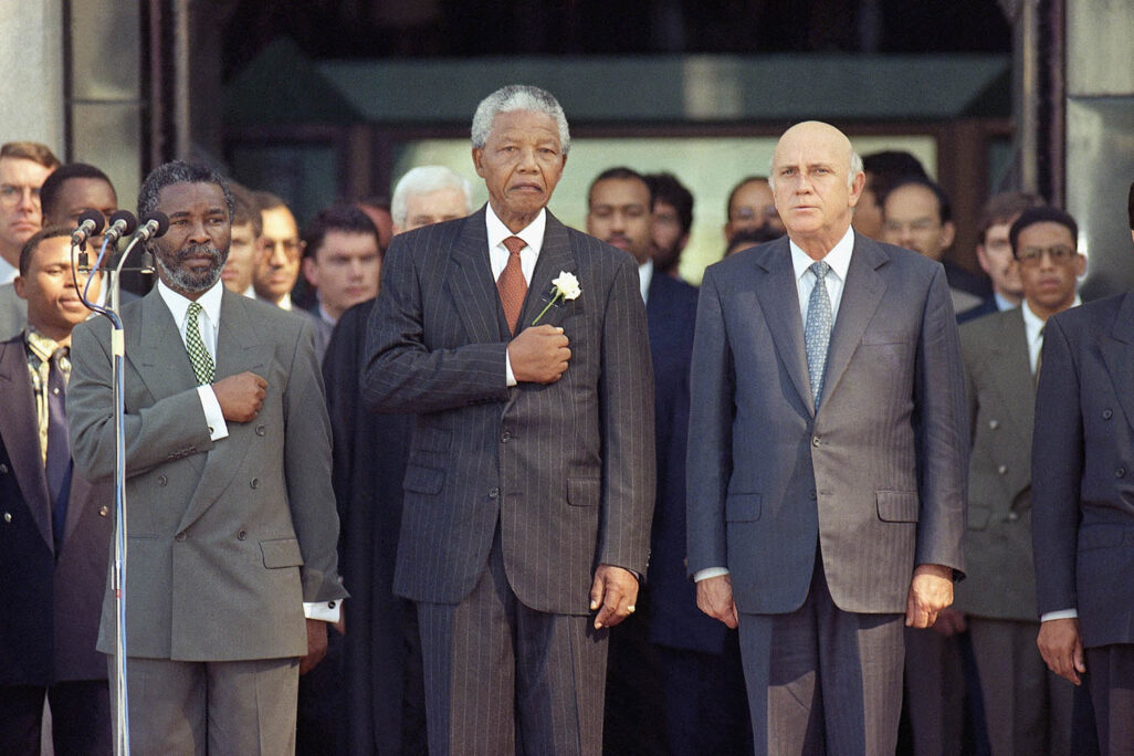 נלסון מנדלה ופרדריק וילם דה-קלארק, לאחר בחירתו של מנדלה לנשיא דרום אפריקה, 1994. מדיניות האפרטהייד נכשלה (צילום: Photo/Greg English)