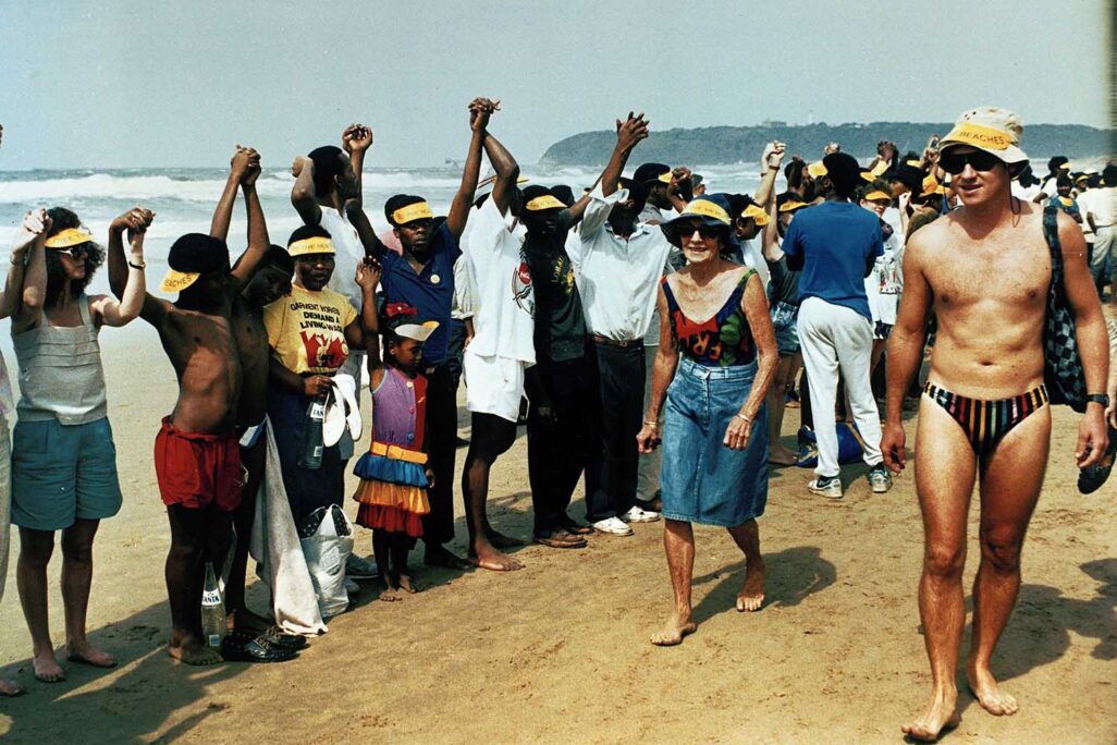הפגנה נגד האפרטהייד בכניסה לחוף ים ללבנים בלבד, דורבן, דרום אפריקה, 1989. &quot;עיקר המאבק של האפריקאים השחורים בדרום אפריקה לא נסוב על עצמאות, כי אם על שוויון&quot; (צילום: AP Photo/John Parkin)