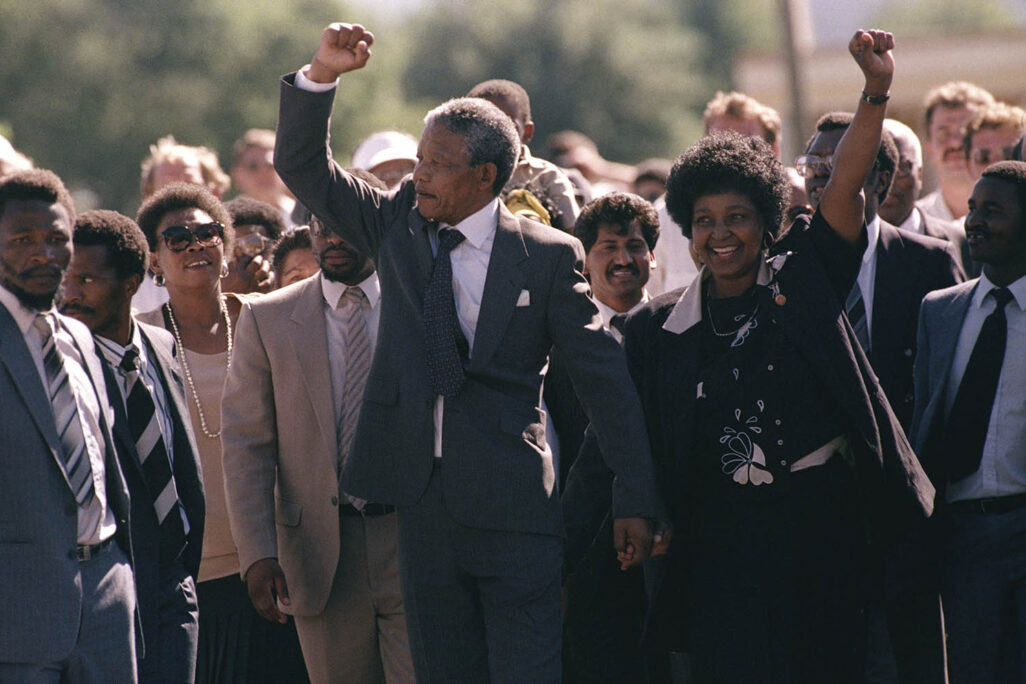 נלסון מנדלה ואישתו, וויני, יוצאים מכלא ליד קייפטאון ב-1990, 27 שנים לאחר שמנדלה נכלא. &quot;השחורים רצו חיבור, שוויון זכויות בפני החוק, ואילו הפלסטינים מבקשים הפרדה, שלטון נפרד, וחוק משלהם&quot; (צילום: AP Photo/Greg English)