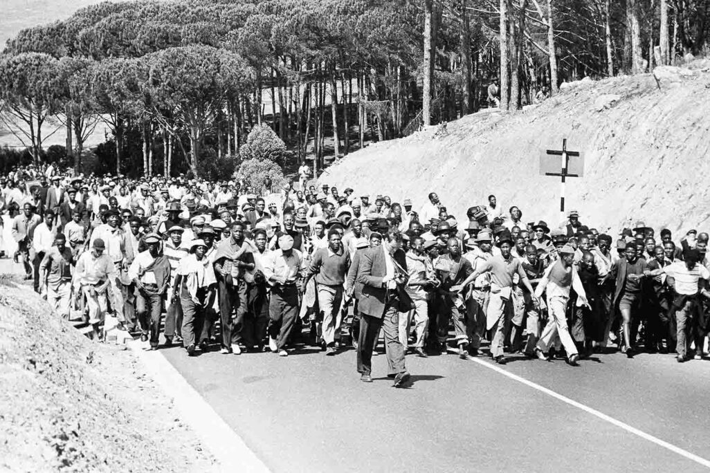 צעדת מחאה אל עבר קייפטאון נגד האפרטהייד בדרום אפריקה, 1960 (צילום: AP Photo)
