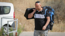 איתמר שמעוני בכניסה לכלא חרמון (צילום: דוד כהן/פלאש 90)