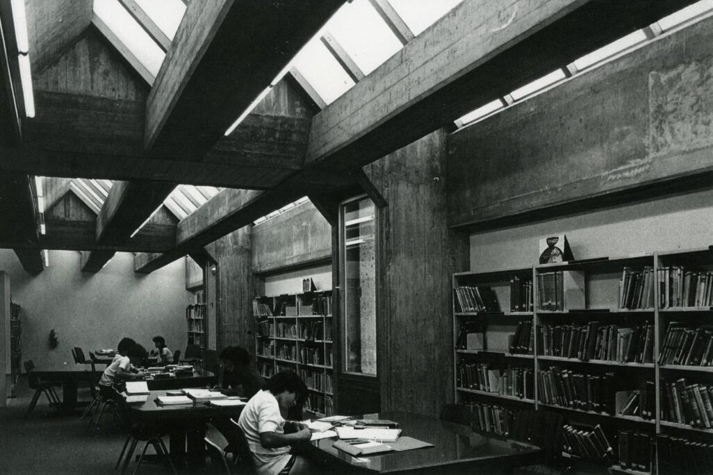 אולם עיון בבית אריאלה, שנות ה-70. שימוש בתאורה טבעית החודרת מבעד לפתחים בתקרה (צילום: פרסום בית אריאלה)