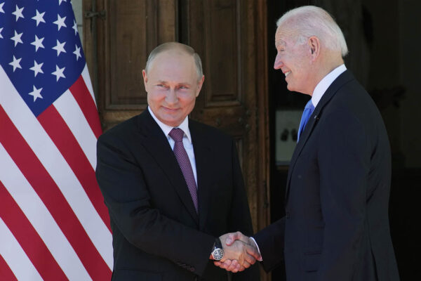 נשיא ארצות הברית ג'ו ביידן ונשיא רוסיה ולדימיר פוטין בז'נבה, יוני 2021 (צילום: AP Photo/Alexander Zemlianichenko, Pool)