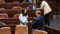 ראש הממשלה נפתלי בנט (מימין) וח"כ  שירלי פינטו במילאת הכנסת. (צילום: דוברות הכנסת - נועם מושקוביץ)