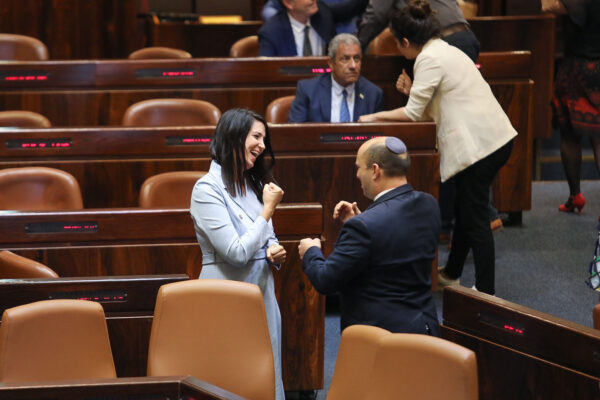 ראש הממשלה נפתלי בנט (מימין) וח"כ  שירלי פינטו במילאת הכנסת. (צילום: דוברות הכנסת - נועם מושקוביץ)