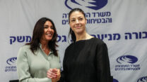 מירב מיכאלי ומירי רגב בטקס חילופי שרת התחבורה. האתגר המשמעותי: האתגר המשמעותי ביותר הוא שיפור אמינות התחבורה הציבורית (צילום: אוליבייה פיטוסי/פלאש90)