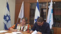 יפה בן דויד והממונה על השכר במשרד האוצר, קובי בר נתן (צילום: דוברות הסתדרות המורים)